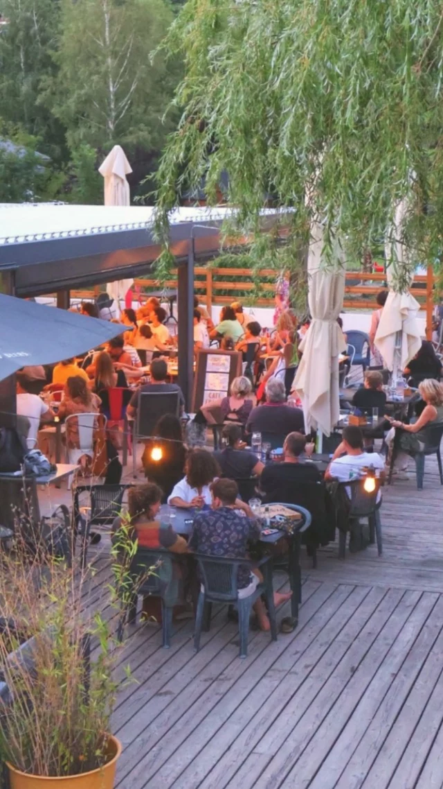 🪩 𝑳𝒆𝒔 𝒔𝒐𝒊𝒓𝒆𝒆𝒔 𝒅’𝒆𝒕𝒆 𝒄𝒐𝒎𝒎𝒆𝒏𝒄𝒆𝒏𝒕 𝒊𝒄𝒊 !

Une terrasse qui se remplit doucement,
des verres qui trinquent, la lumière qui descend sur le lac… ✨

Au Restaurant Le Chalet du Lac, chaque soirée a quelque chose de particulier.

🍹 Ambiance guinguette
🎶 Musique & animations
🌿 Vue imprenable
💛 Et toujours cette sensation d’être au bon endroit

Bienvenue dans la saison d’été 2026 ☀️

𝑳𝒆 𝑪𝒉𝒂𝒍𝒆𝒕 𝒅𝒖 𝑳𝒂𝒄 • 𝑹𝒆𝒔𝒕𝒂𝒖𝒓𝒂𝒏𝒕 & 𝑮𝒖𝒊𝒏𝒈𝒖𝒆𝒕𝒕𝒆
Le goût du partage au bord du lac de La Roche-De-Rame !
☎️ Réservation conseillée au 04•13•38•32•63
🌐 www.lechaletdulac.fr

• • • • 

#guinguette #danser #blindtest #salsaparty #mangerlocal