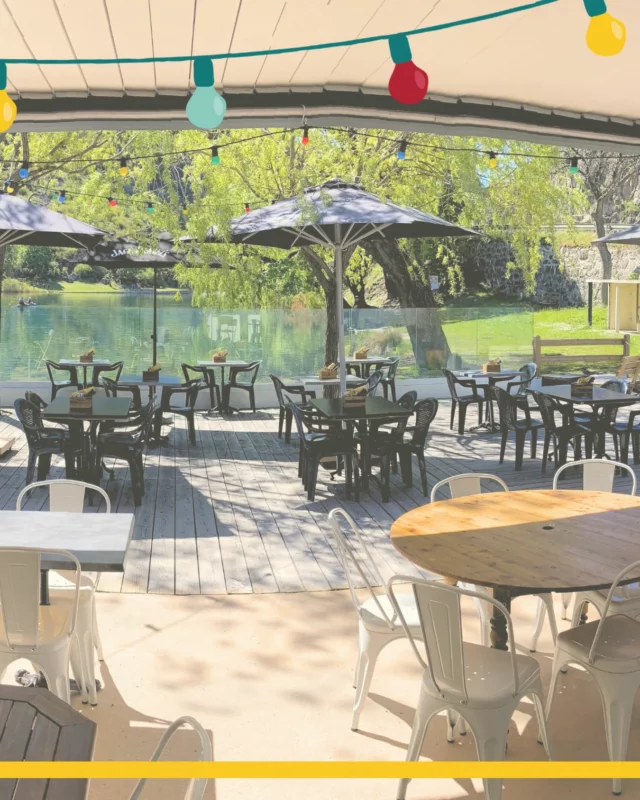 🪩 𝑩𝒊𝒆𝒏 𝒑𝒍𝒖𝒔 𝒒𝒖’𝒖𝒏 𝒓𝒆𝒔𝒕𝒂𝒖𝒓𝒂𝒏𝒕 !

Au restaurant Le Chalet du Lac, on ne vient pas seulement manger.
On vit une expérience ✨

🥘  Une cuisine généreuse
🎶  Une ambiance guinguette
⚽  Des soirées match
💃  Des moments festifs

Le midi, on se régale.
Le soir, le lieu s’anime.

Et toujours… cette vue incroyable sur le lac.

𝑳𝒆 𝑪𝒉𝒂𝒍𝒆𝒕 𝒅𝒖 𝑳𝒂𝒄 • 𝑹𝒆𝒔𝒕𝒂𝒖𝒓𝒂𝒏𝒕 & 𝑮𝒖𝒊𝒏𝒈𝒖𝒆𝒕𝒕𝒆
Ici, on mange, on trinque, on danse !
☎️ Réservation conseillée au 04•13•38•32•63
🌐 www.lechaletdulac.fr

• • • • 

#guinguette #danser #blindtest #salsaparty #mangerlocal